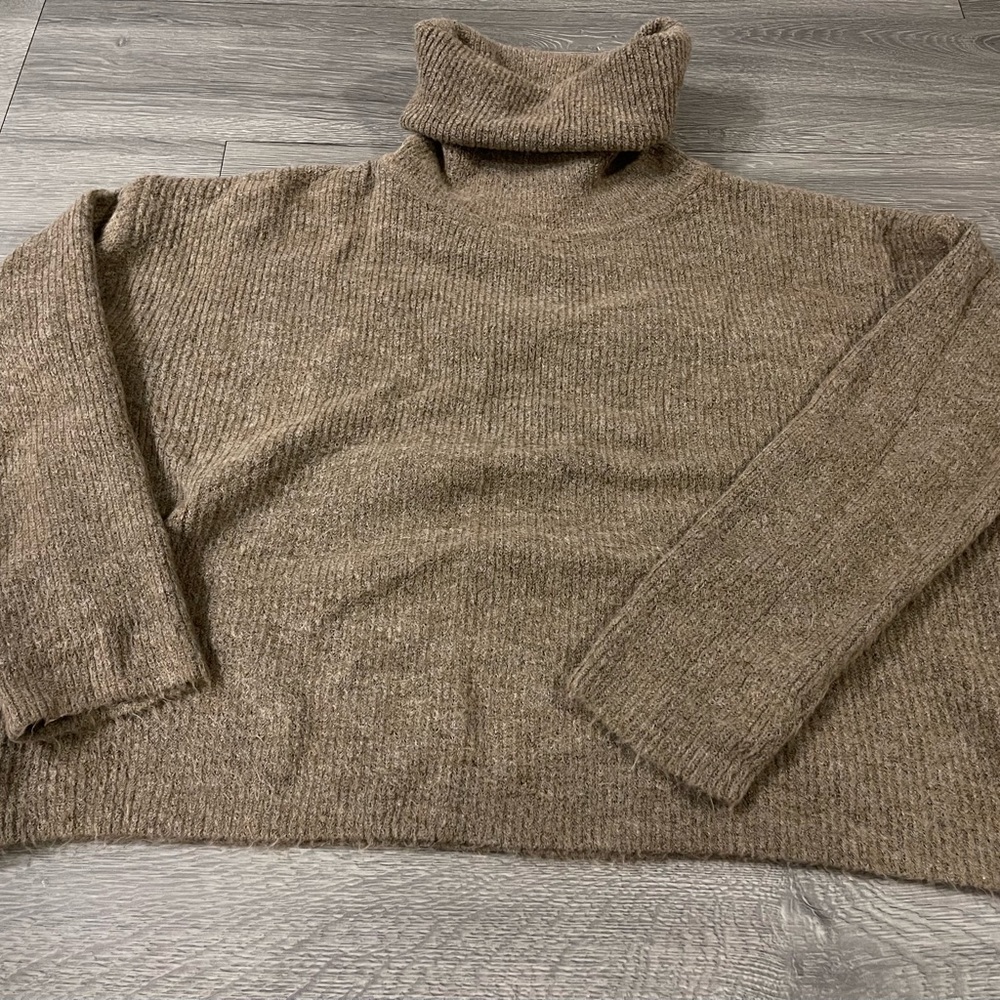 Turtle neck cropped sweater